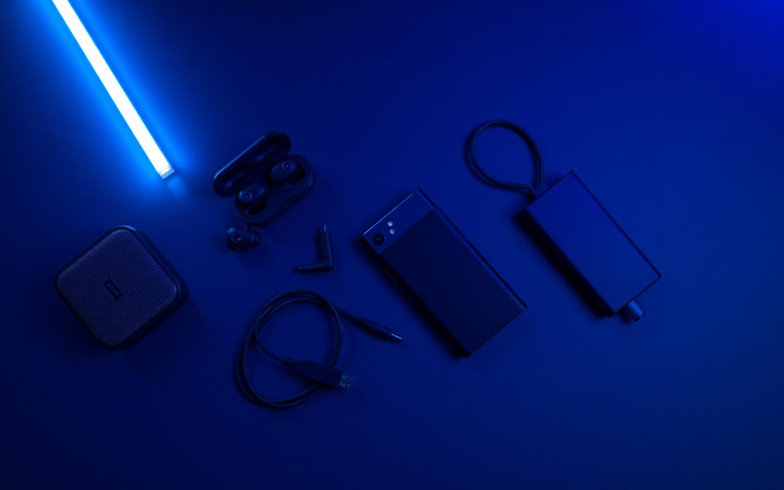 Acessórios eletrônicos da NewConnection sobre fundo azul